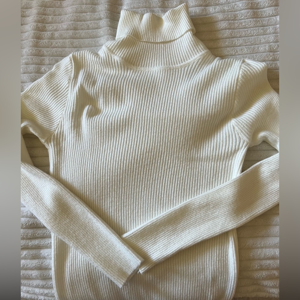 White turtle neck: Shein